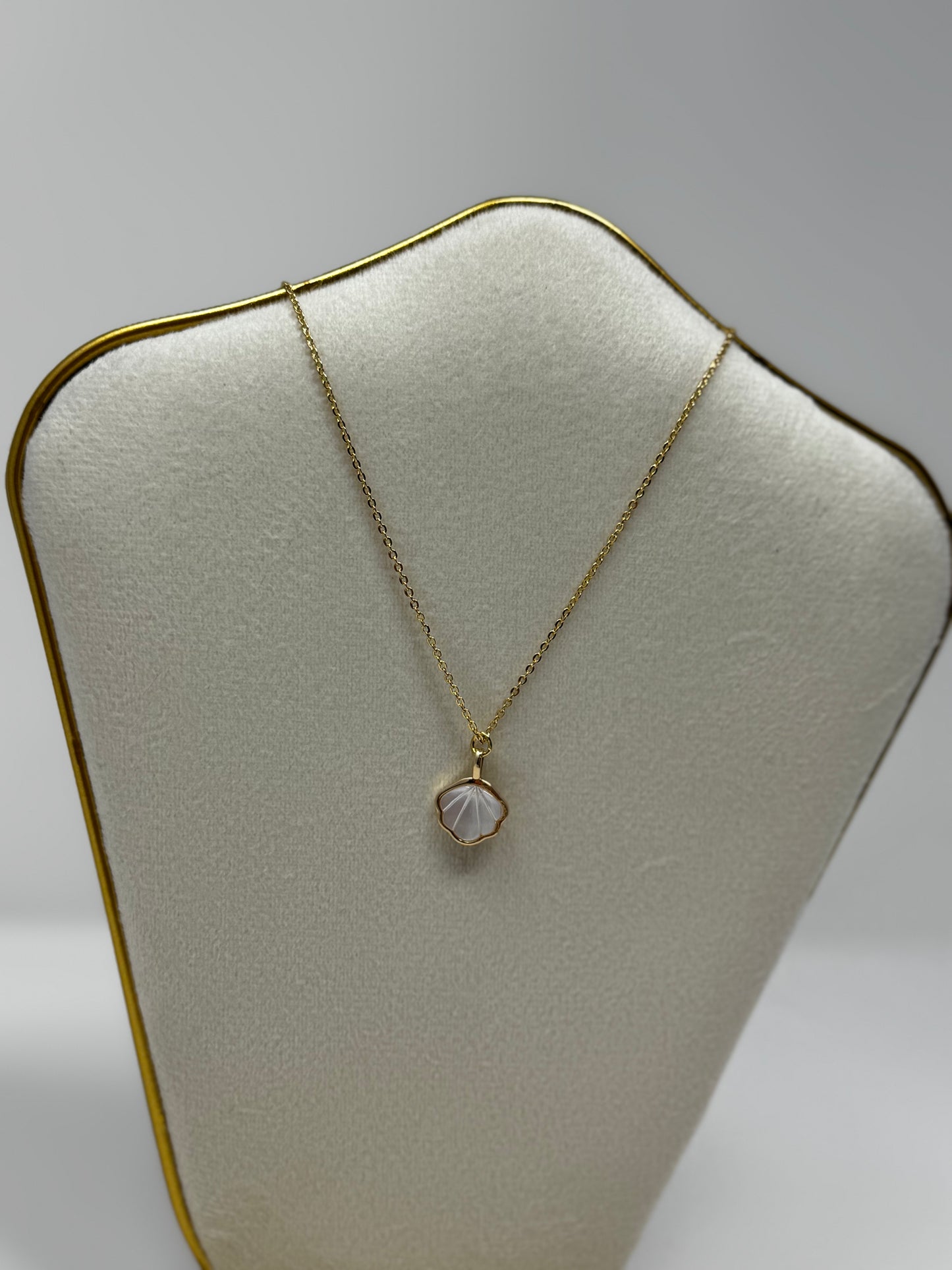 Collier White Shell